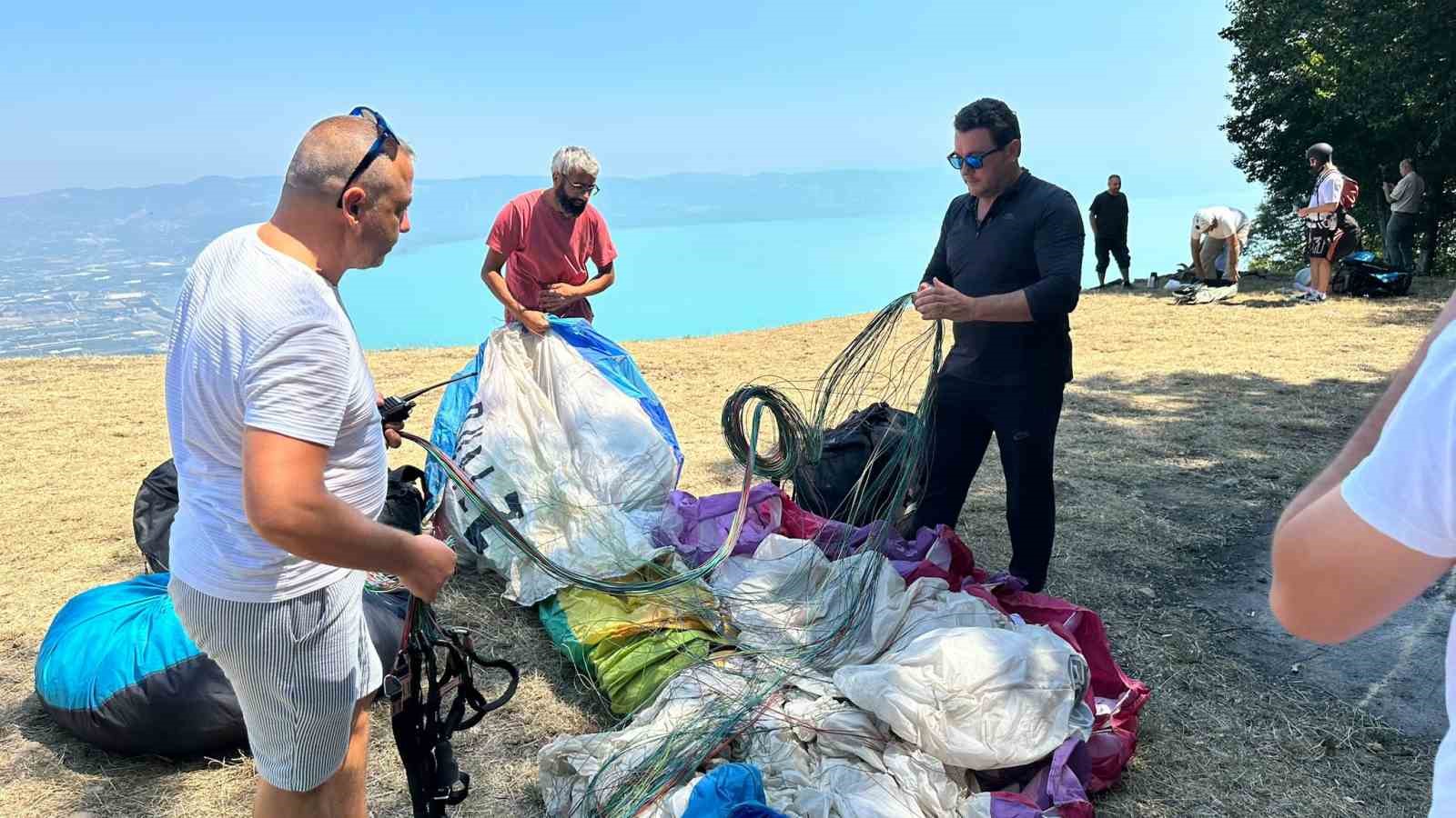 İznik Gölü turkuaza büründü, yamaç paraşütüne akın başladı
