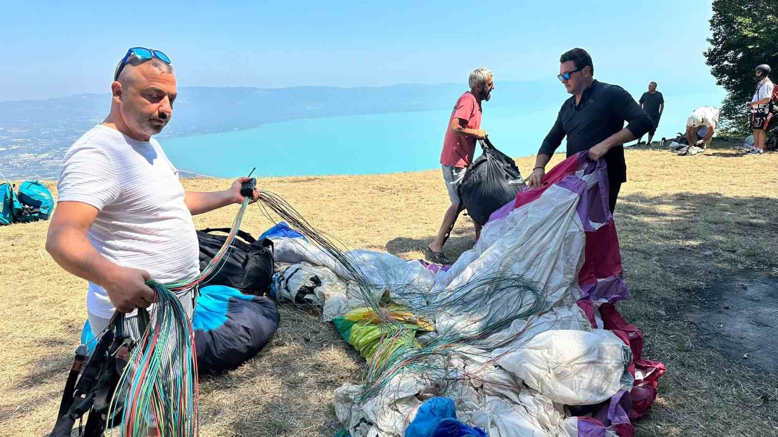 İznik Gölü turkuaza büründü, yamaç paraşütüne akın başladı
