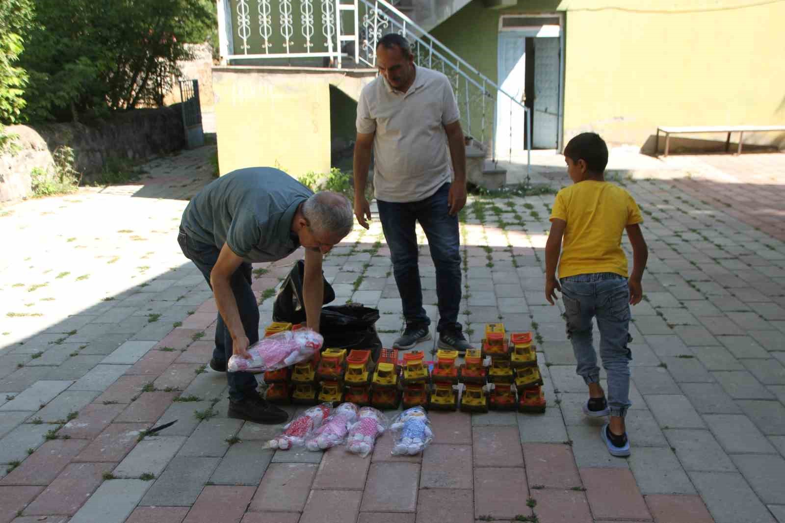 Mahalle muhtarından Kur’an kursu öğrencilerine oyuncak sürprizi
