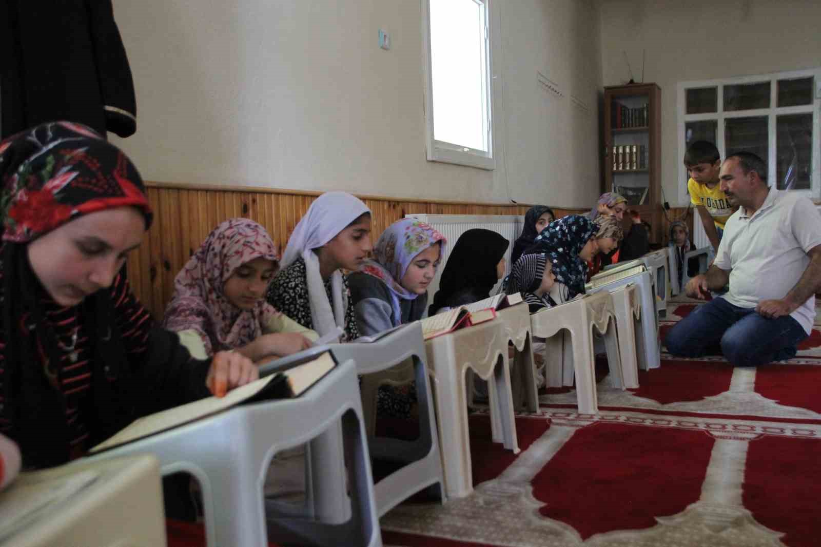 Mahalle muhtarından Kur’an kursu öğrencilerine oyuncak sürprizi
