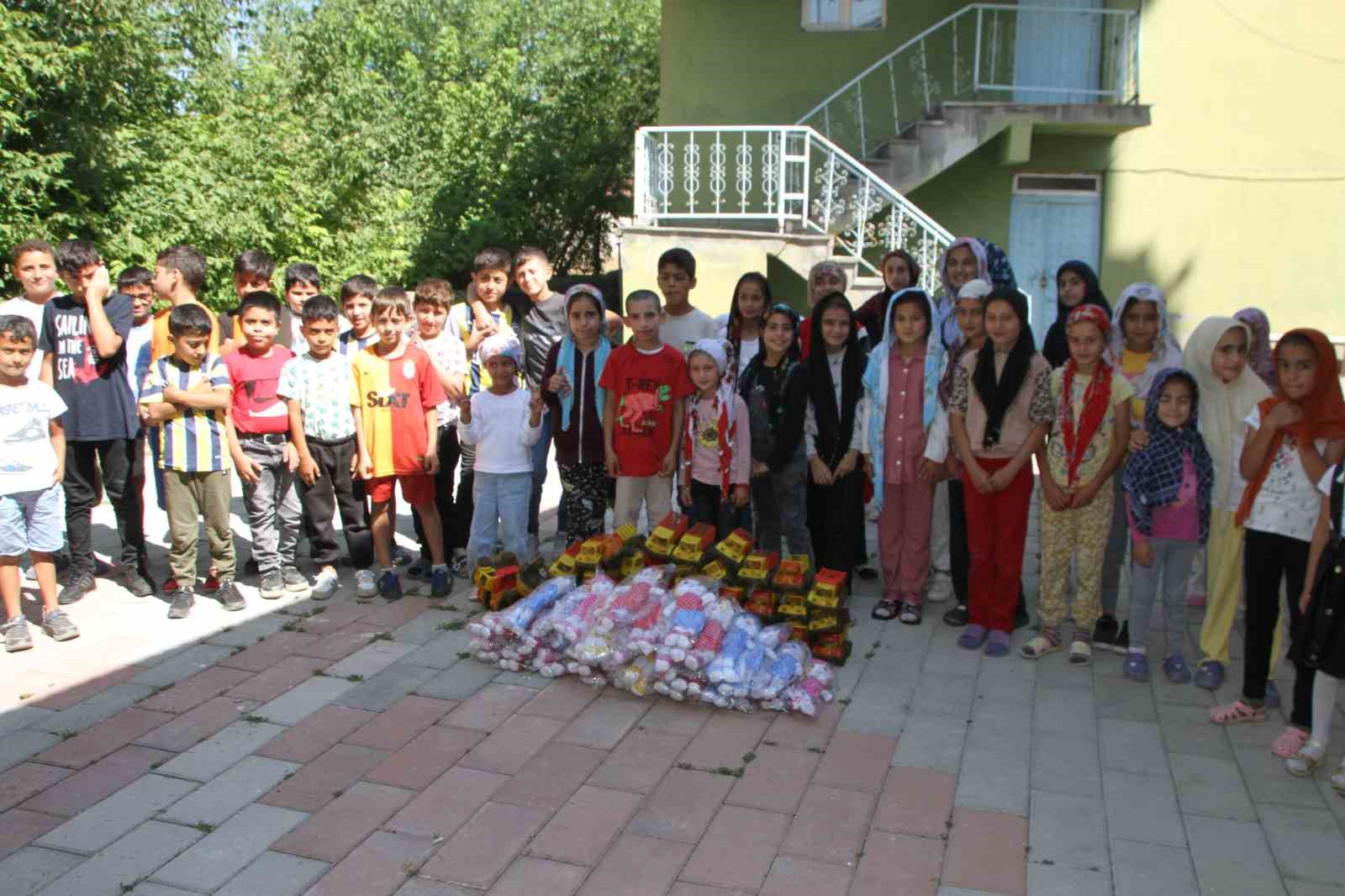 Mahalle muhtarından Kur’an kursu öğrencilerine oyuncak sürprizi
