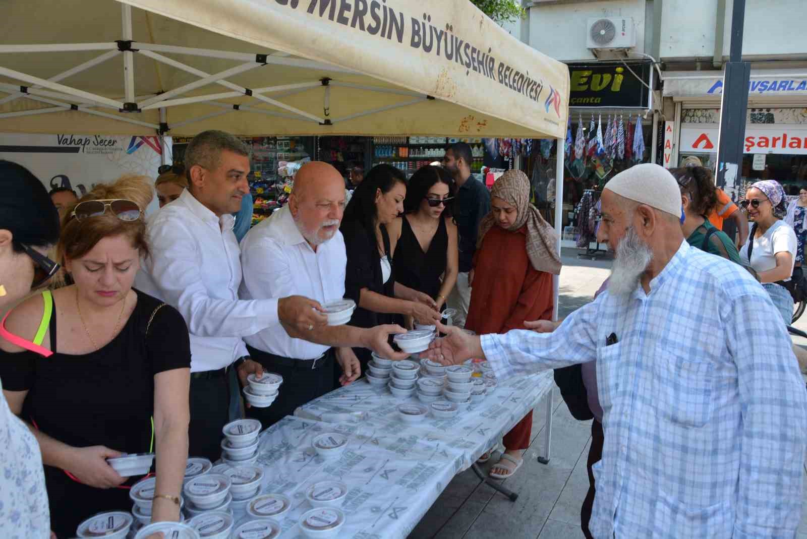 Mersin Büyükşehir Belediyesince Muharrem Ayında aşure dağıtıldı
