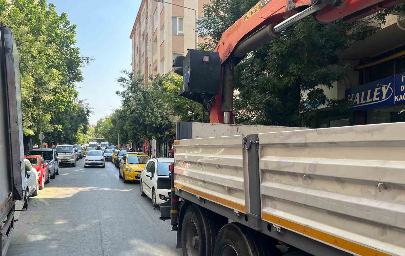 İkinci şeride park edilen kamyonet trafiği kilitledi
