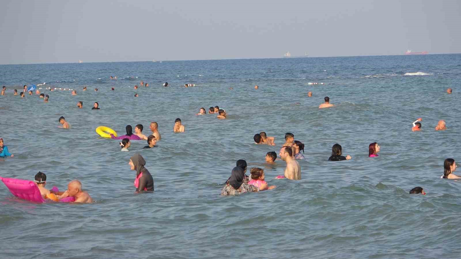 Sıcaktan bunalan vatandaşlar serinlemek için gölgelik alanları ve denizi tercih ediyor
