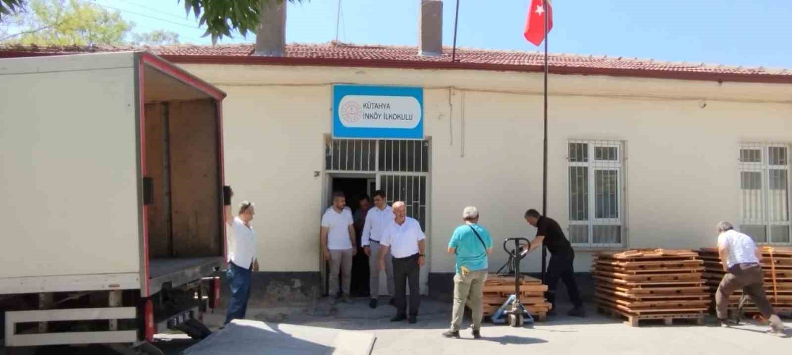 Kütahya İnköy İlkokulunda öğrenci sıralarının bakımı yapıldı
