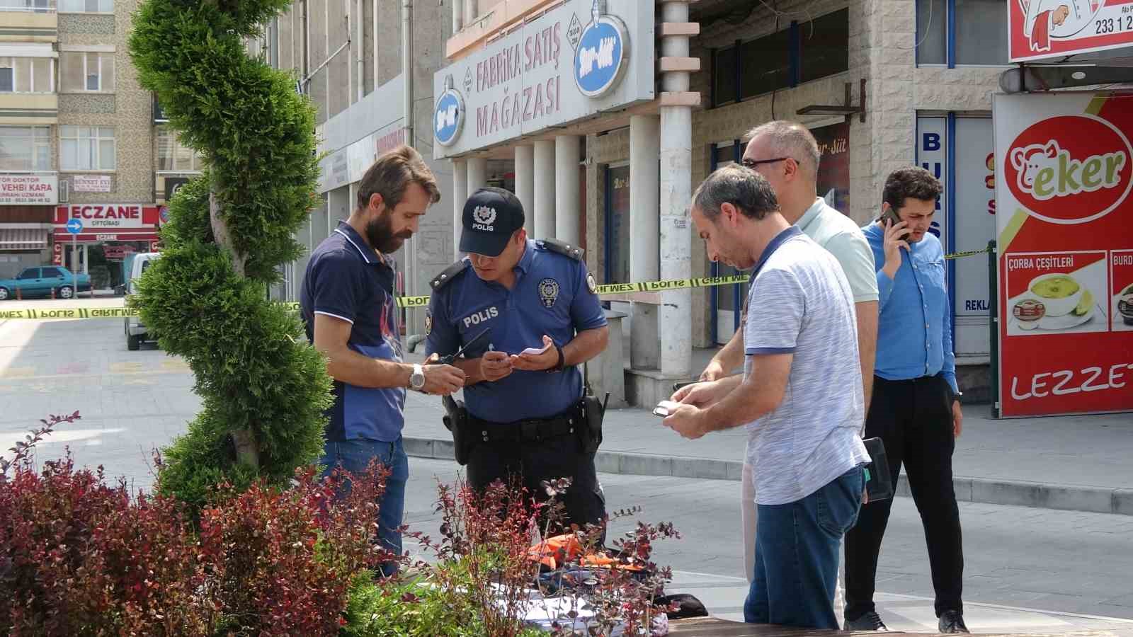 Burdur’da meydanda unutulan çanta paniğe neden oldu
