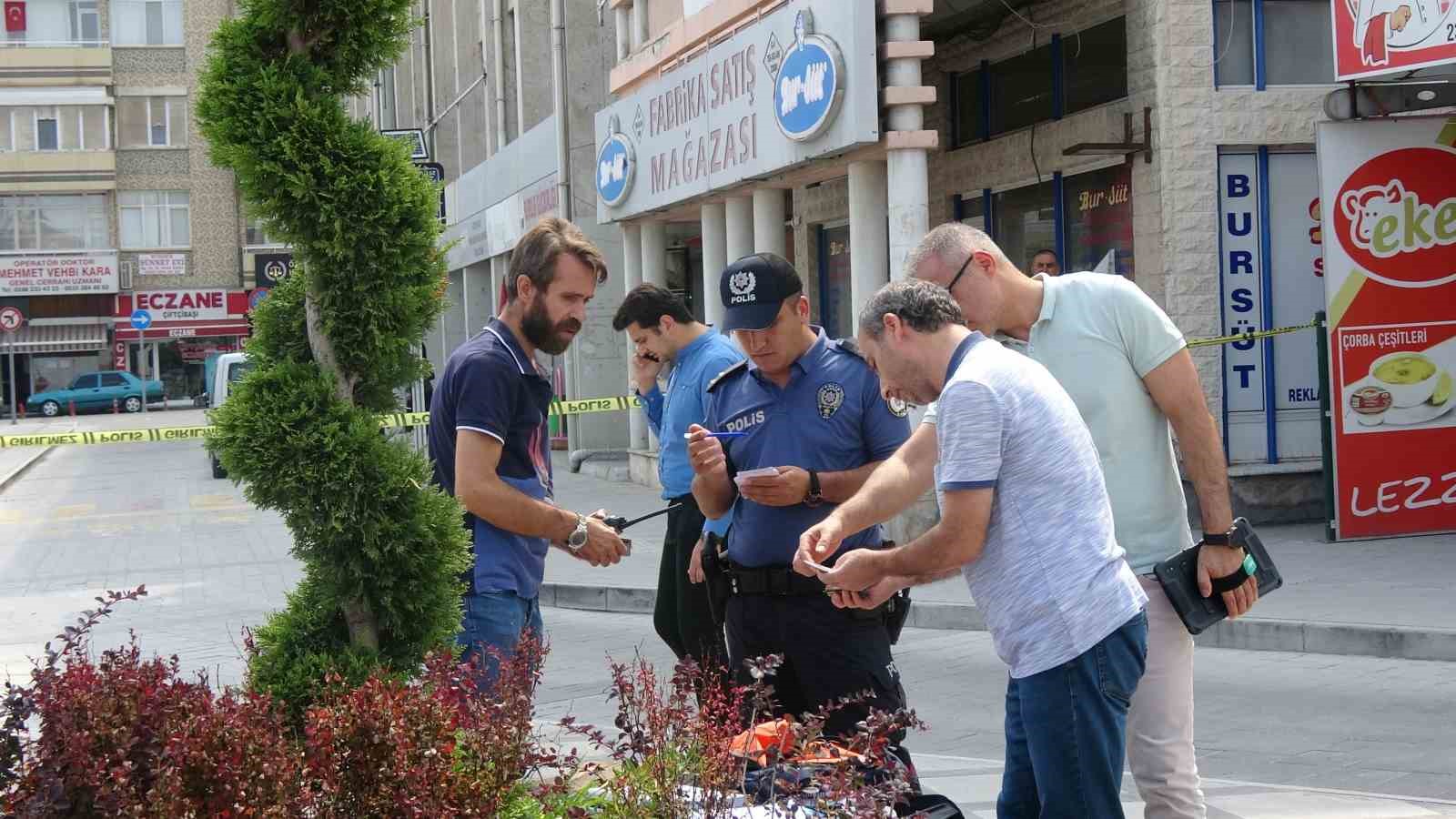 Burdur’da meydanda unutulan çanta paniğe neden oldu
