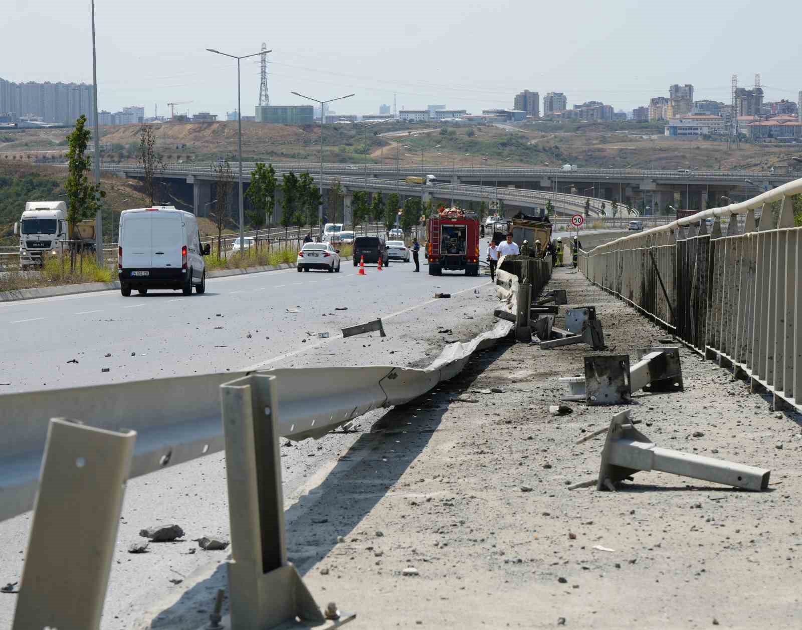 Başakşehir’de faciadan kıl payı dönüldü: Kaza yapan hafriyat kamyonu alev alev yandı
