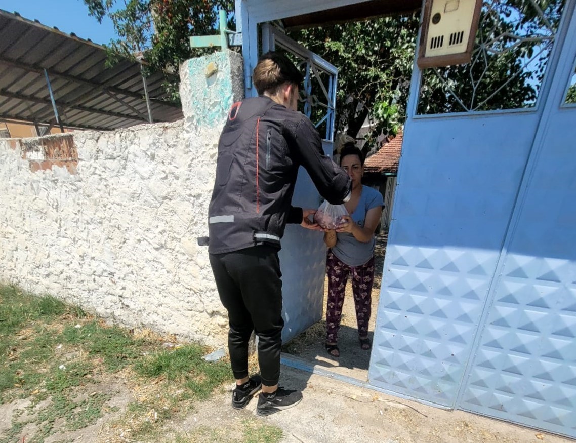 Motosiklet kazasında kaybettikleri arkadaşları için kurban kesip dağıttılar
