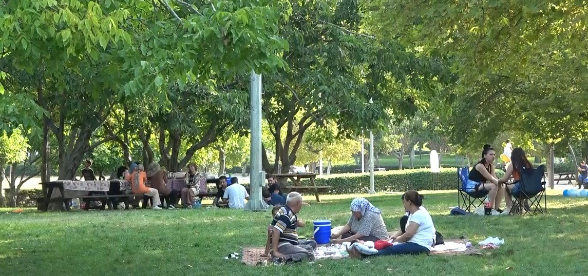 Sıcaktan bunalanlar parklara akın etti
