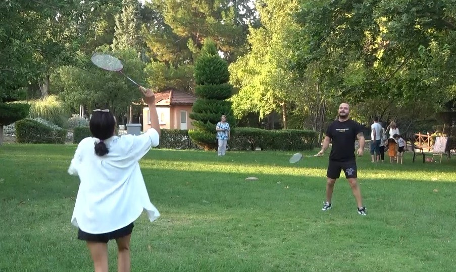 Sıcaktan bunalanlar parklara akın etti
