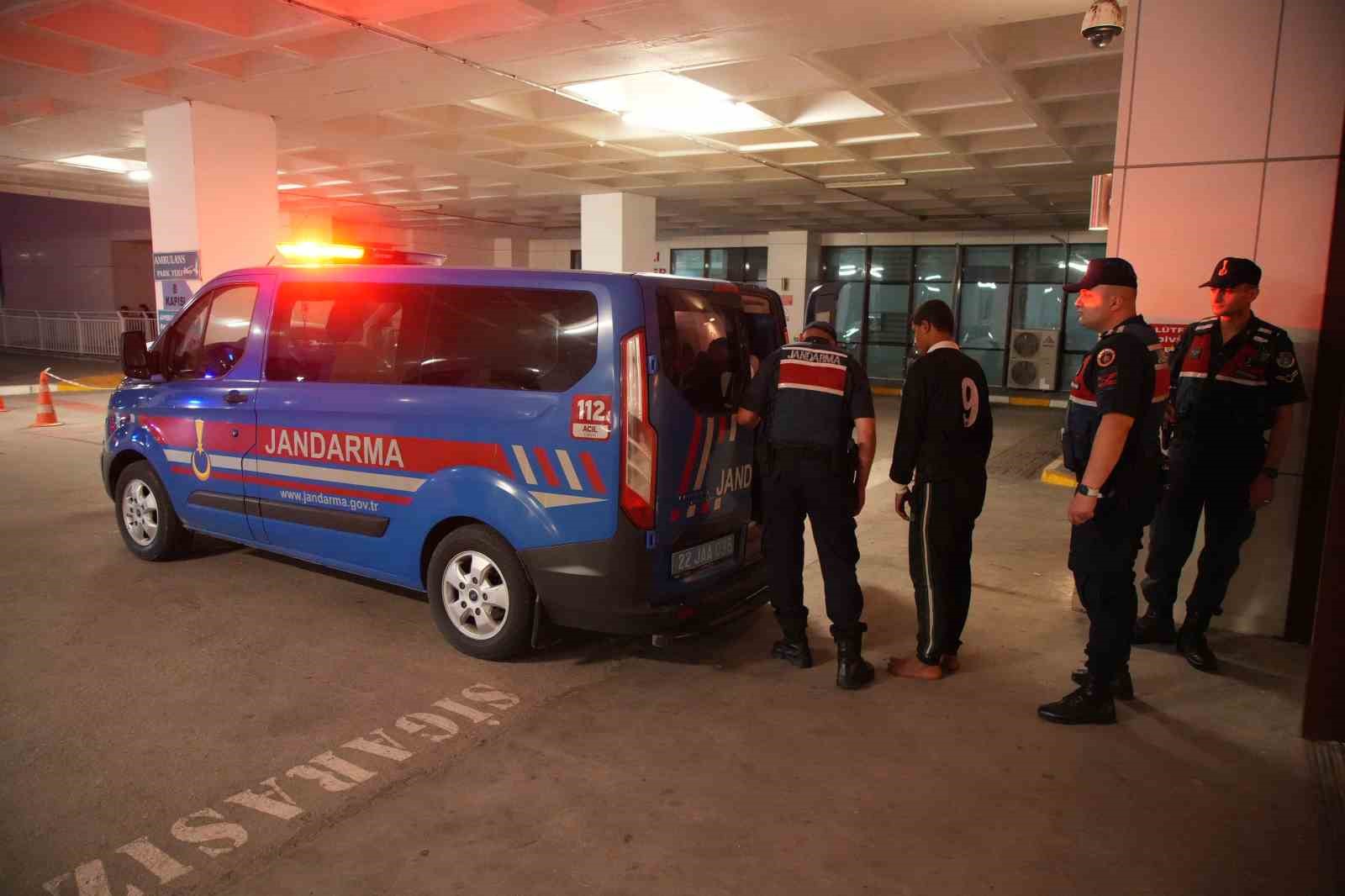 Edirne’de Bulgaristan’ın yalın ayak geri ittiği göçmenleri Jandarma kucakladı
