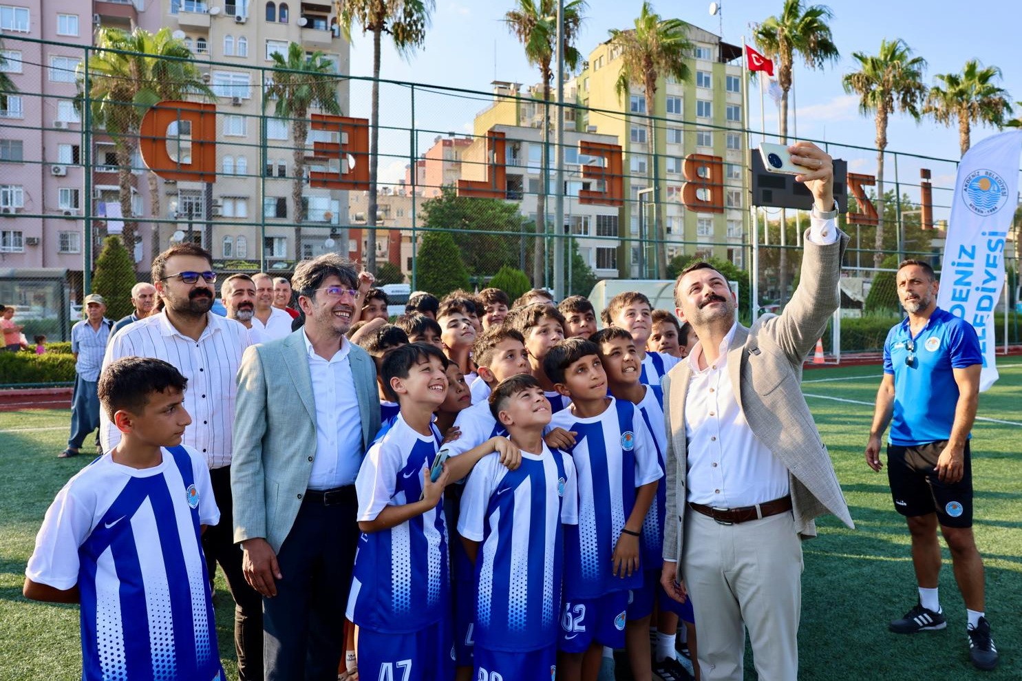 Sarıyıldız, geleceğin yıldızlarına forma hediye etti
