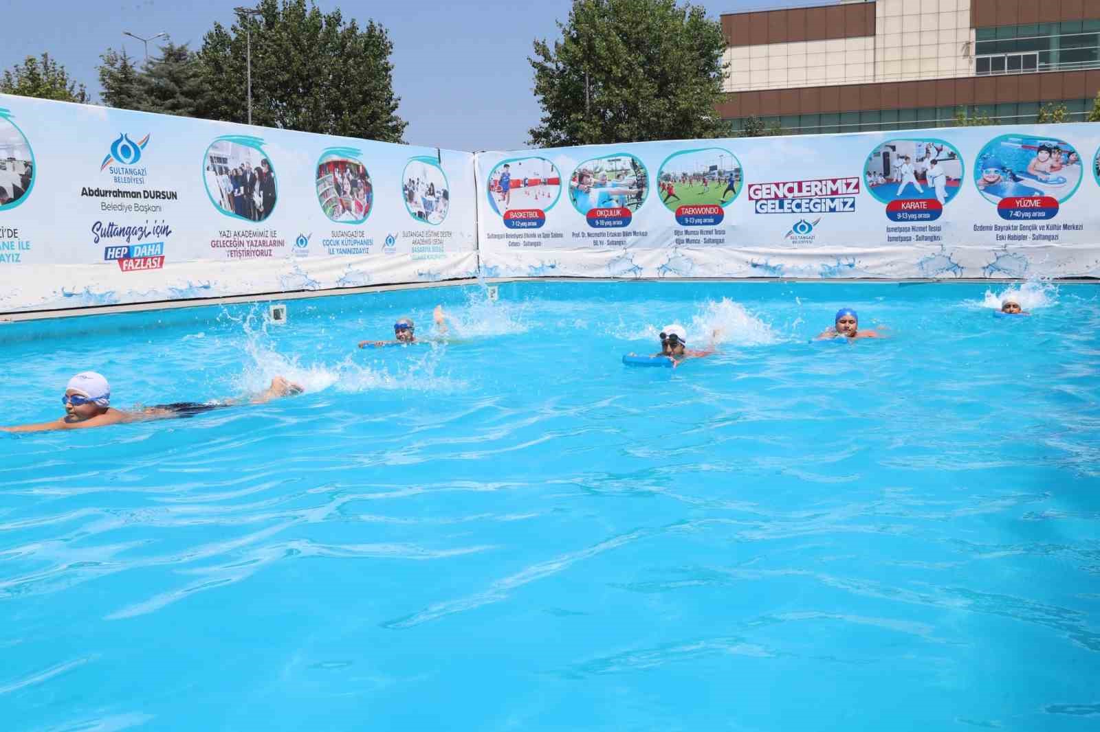 Sultangazi’de çocuklar yaz tatilinde yüzme öğreniyor
