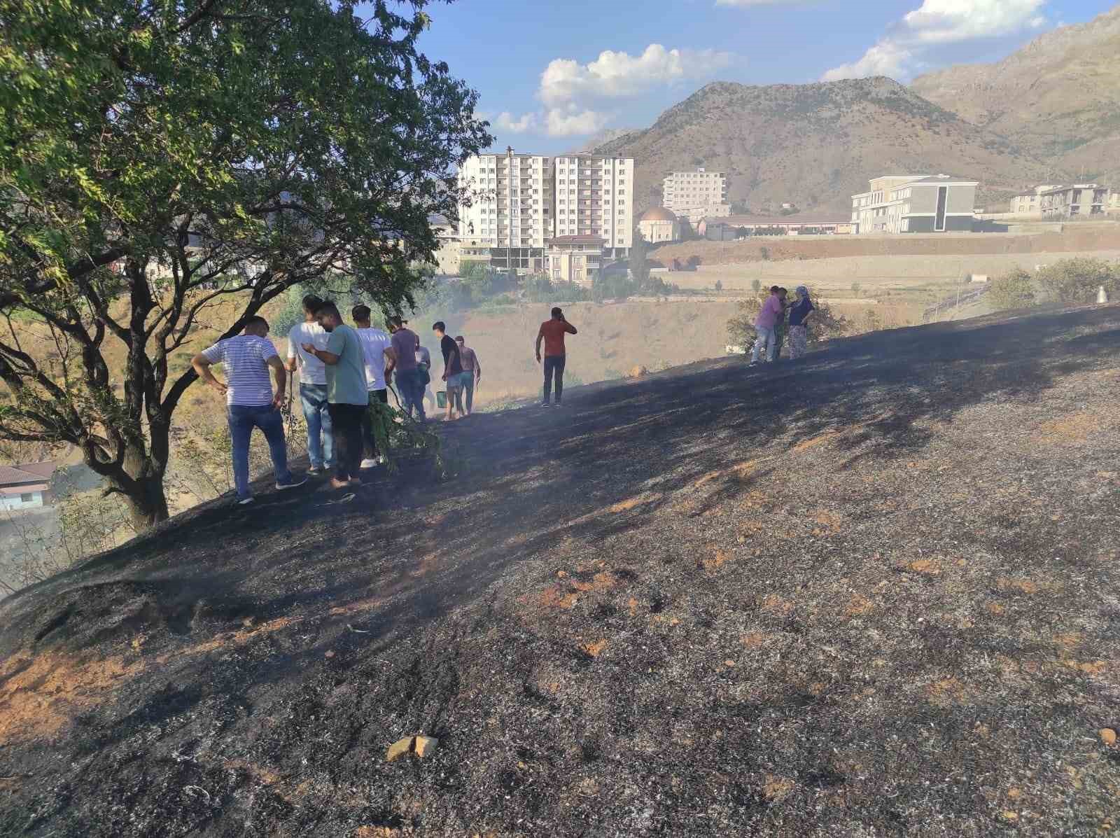 Batman’da mahallede çıkan yangını vatandaşlar kovalarla söndürdü
