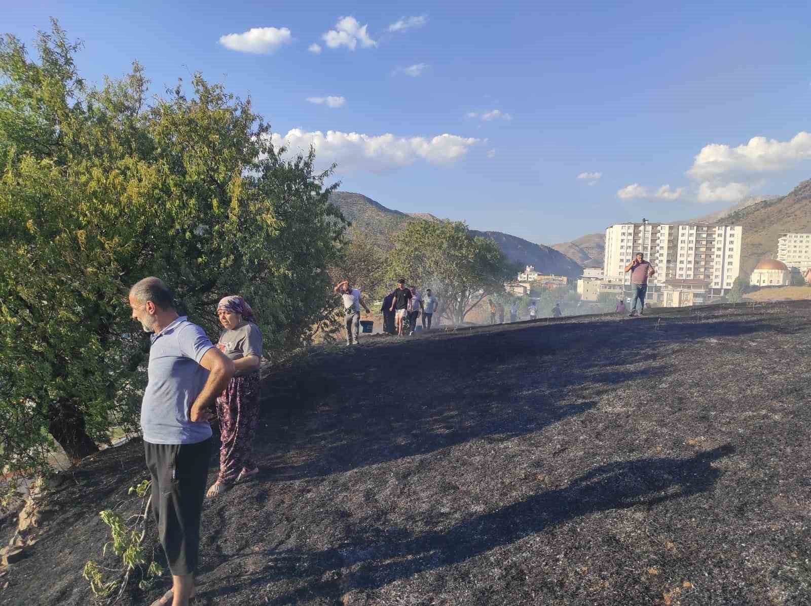 Batman’da mahallede çıkan yangını vatandaşlar kovalarla söndürdü
