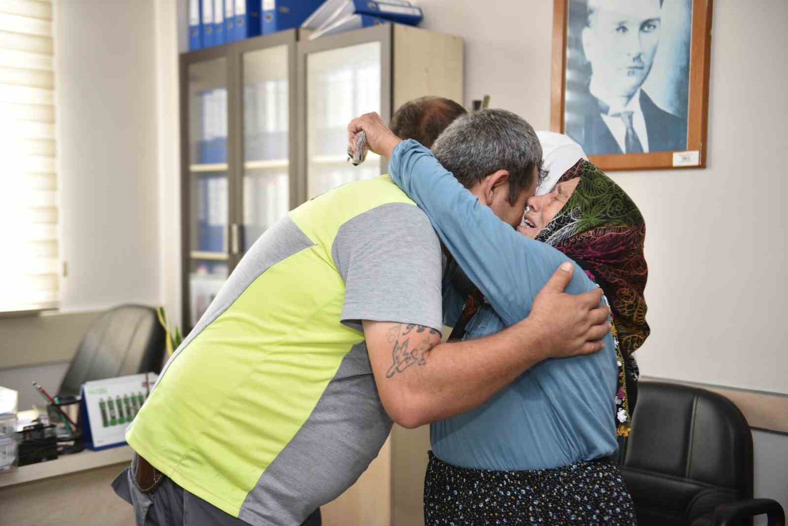 Belediye personelinden yaşlı kadını sevinç gözyaşına boğan davranış
