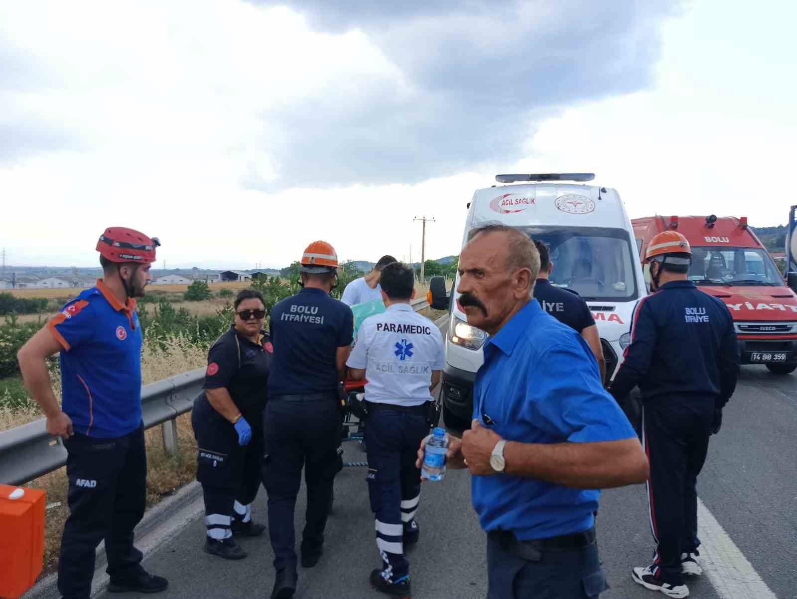 Kontrolden çıkan kamyonet otoyolda devrildi
