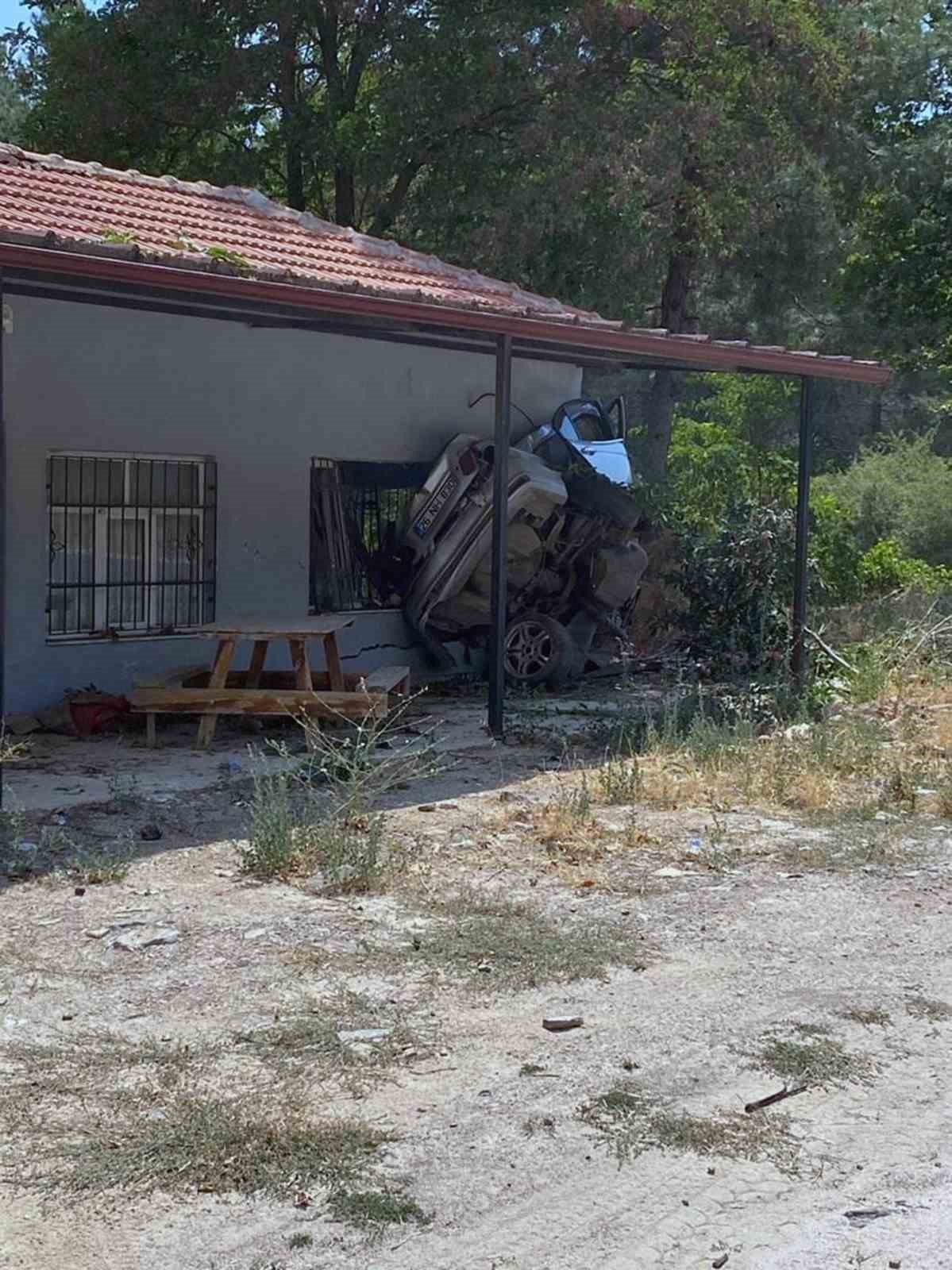 Otomobil yoldan çıktı, sürücü öldü
