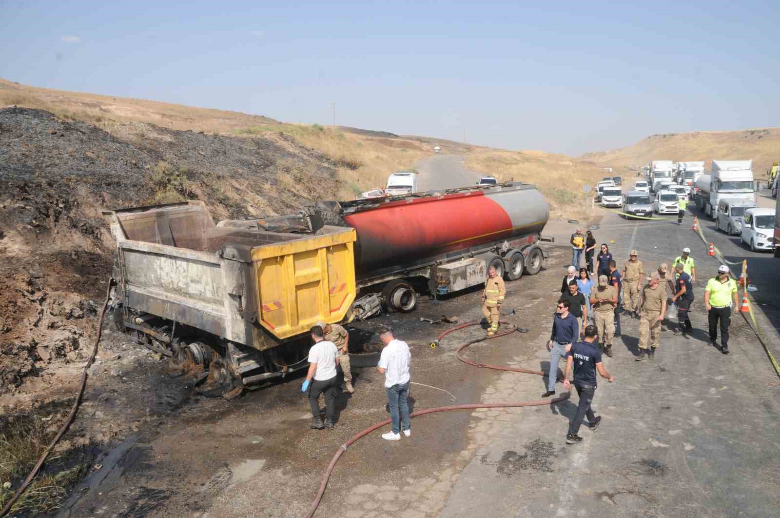 Şırnak’ta karşı şeride geçen hafriyat kamyonu tır ile çarpıştı: 1 ölü, 1 yaralı
