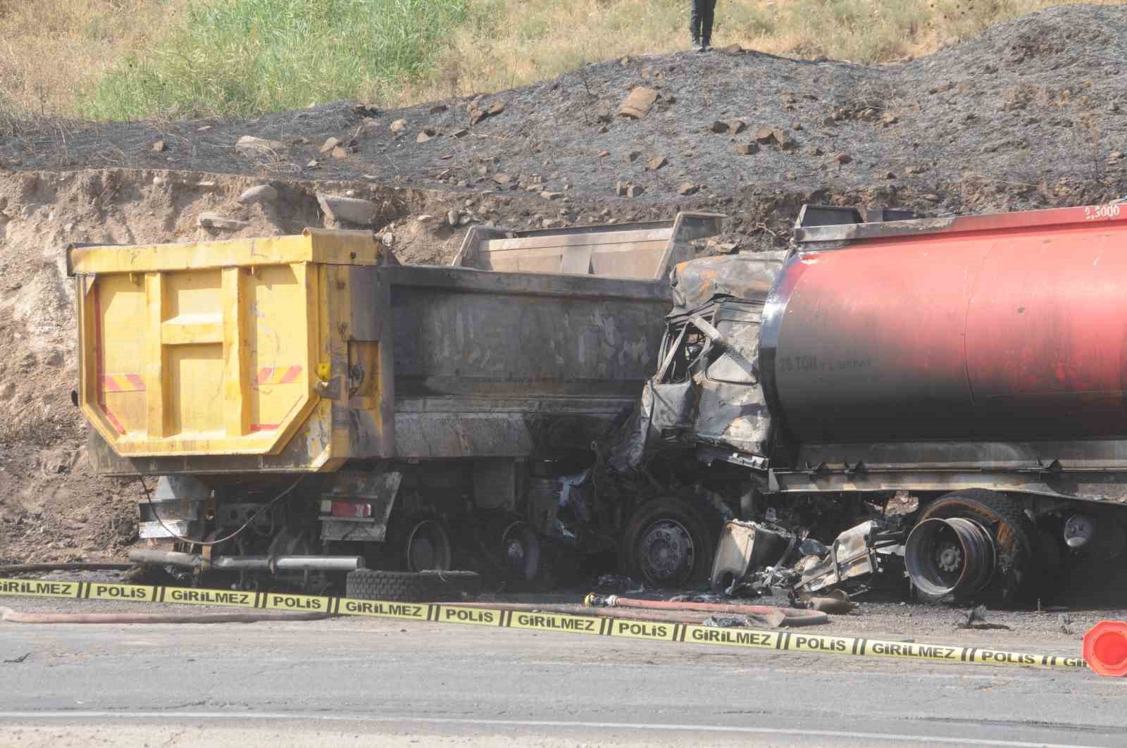 Şırnak’ta karşı şeride geçen hafriyat kamyonu tır ile çarpıştı: 1 ölü, 1 yaralı
