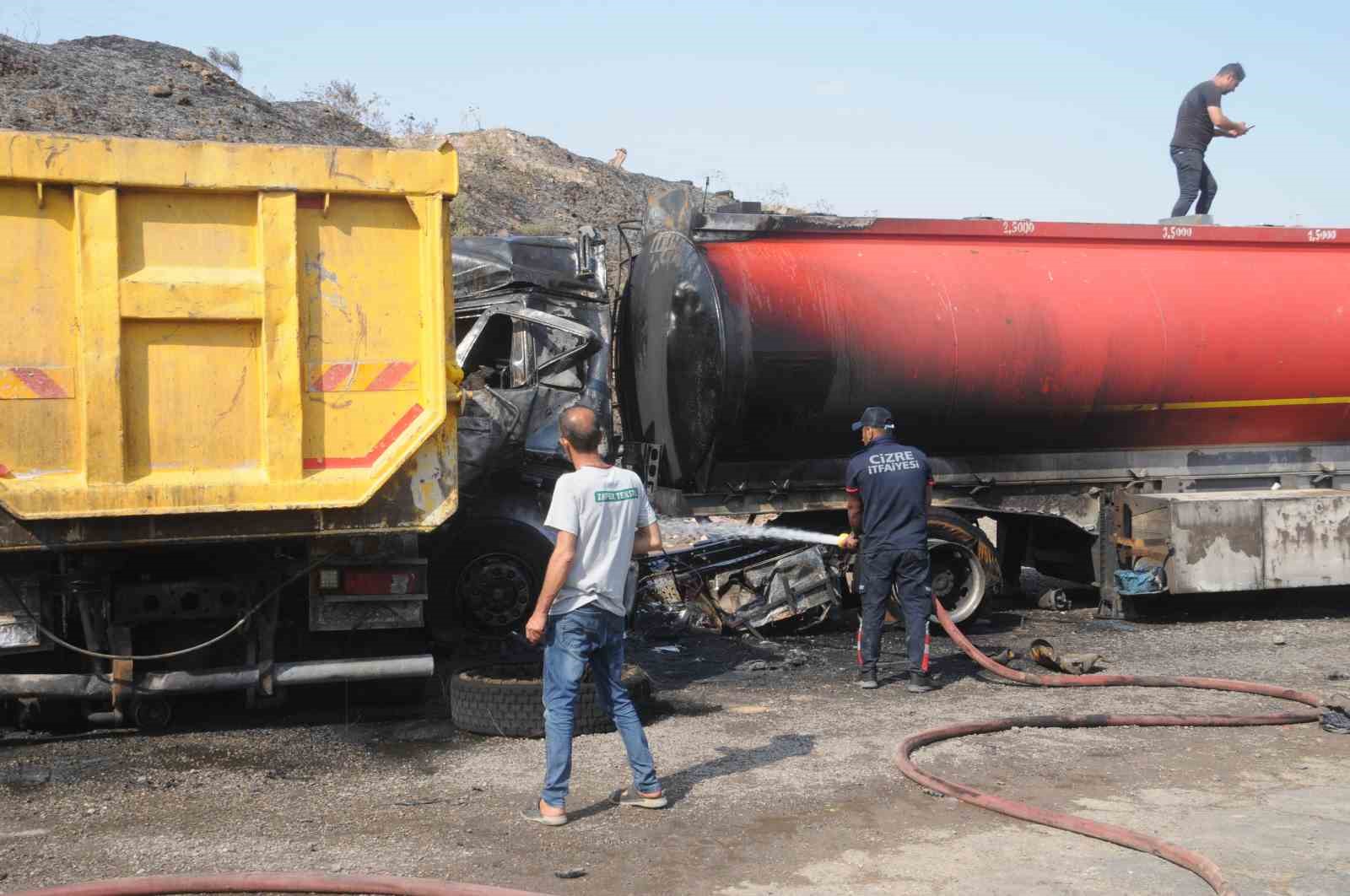 Şırnak’ta karşı şeride geçen hafriyat kamyonu tır ile çarpıştı: 1 ölü, 1 yaralı
