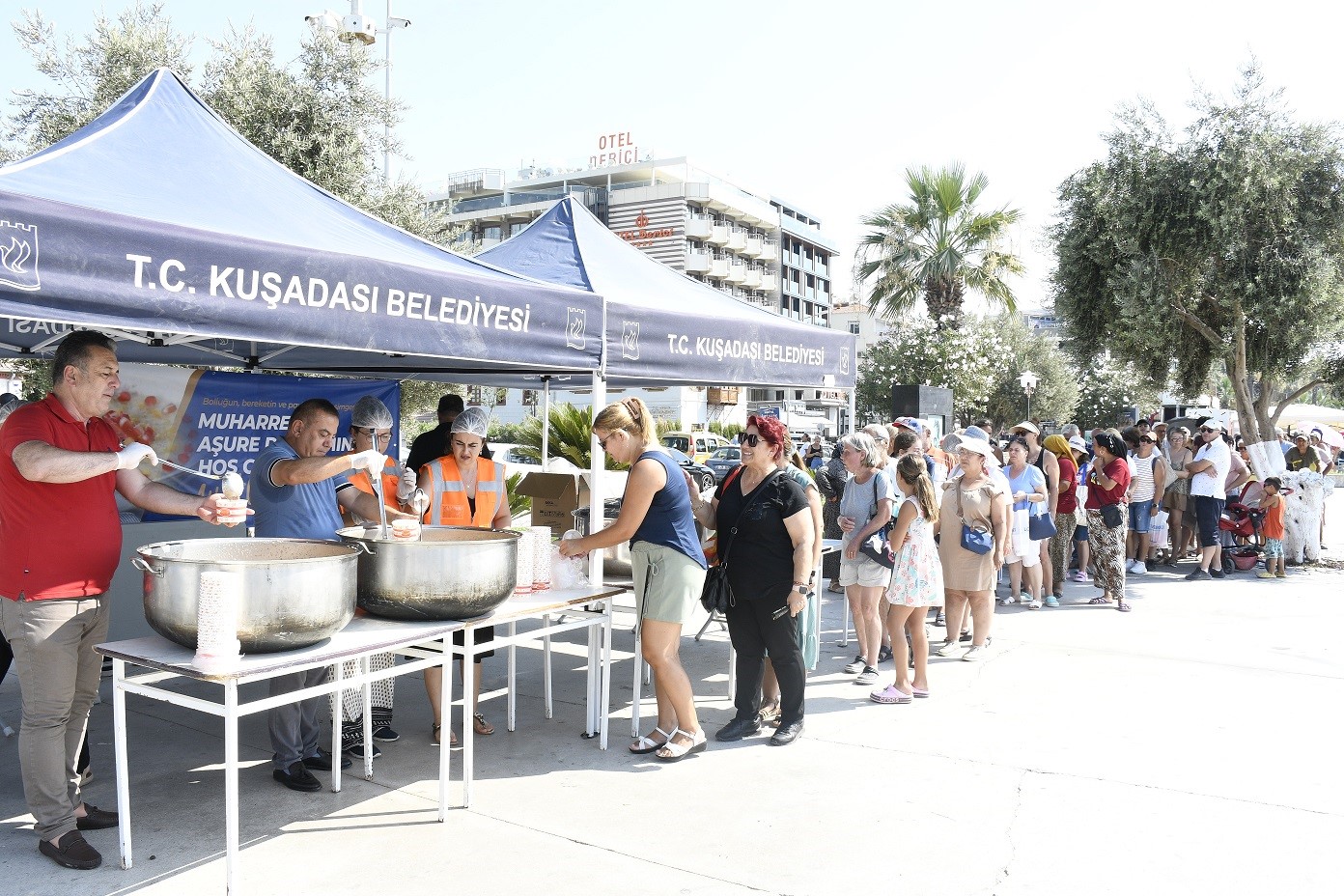 Kuşadası Belediyesi aşure bereketini 8 bin kişi ile paylaştı
