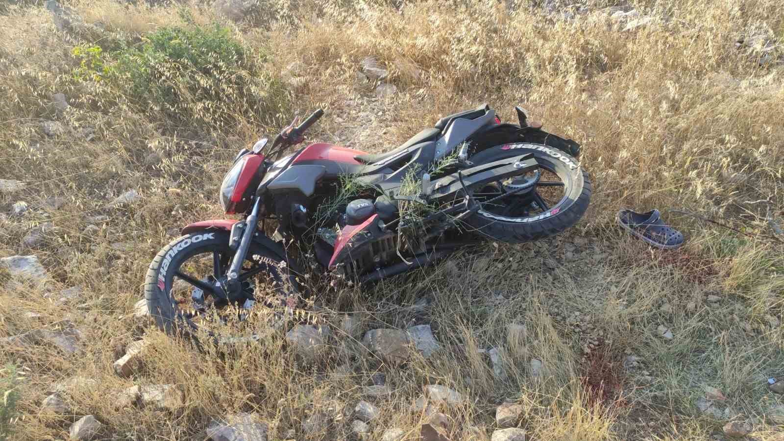 Kayalıklara uçan motosiklette 2 genç ağır yaralandı
