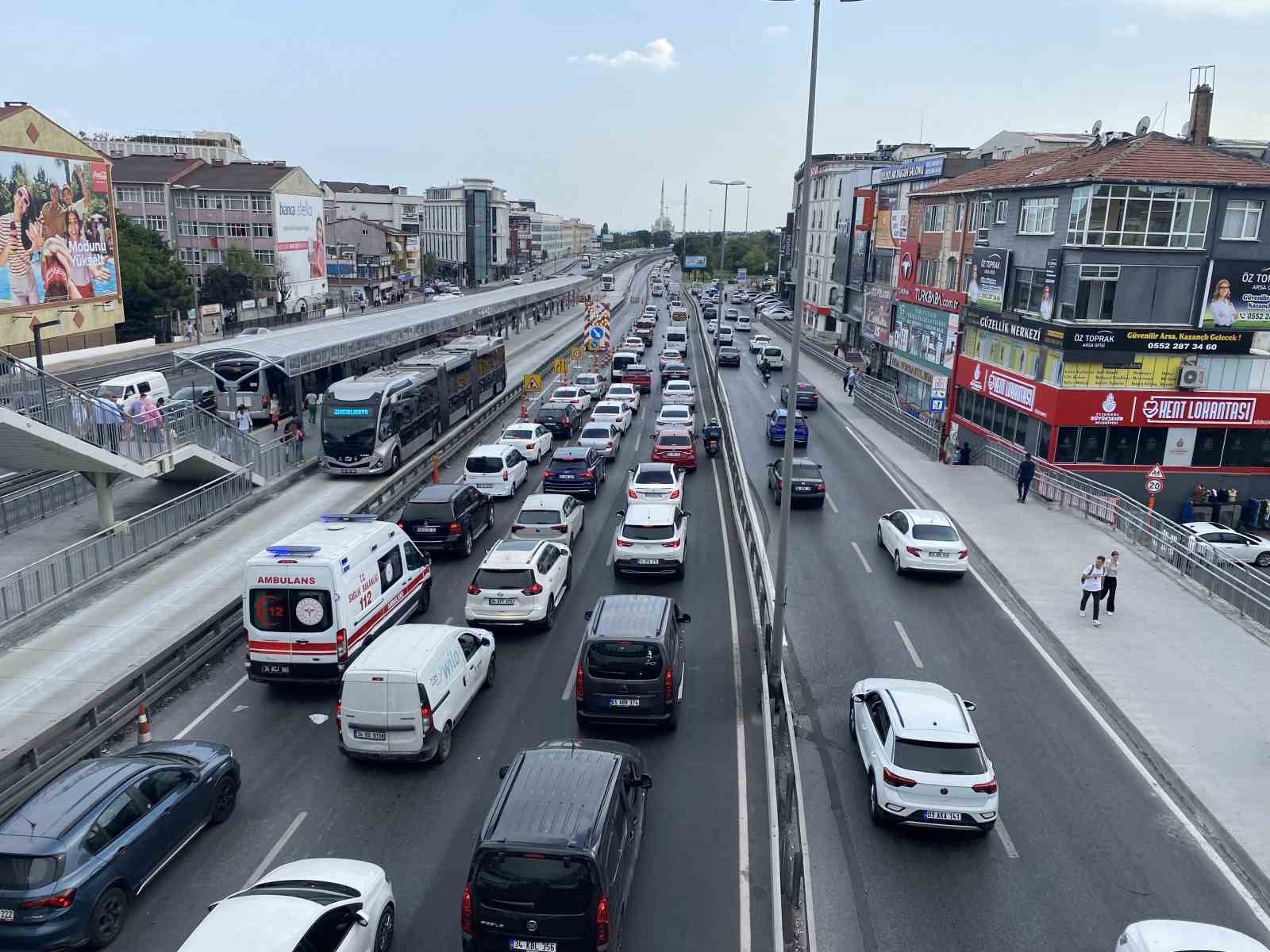 Küçükçekmece’de İBB’nin yol çalışması trafik çilesine döndü
