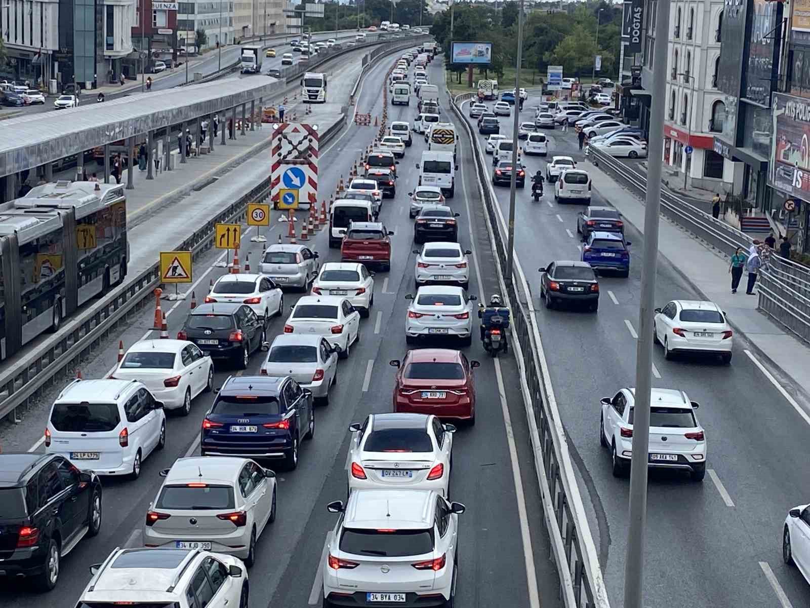 Küçükçekmece’de İBB’nin yol çalışması trafik çilesine döndü
