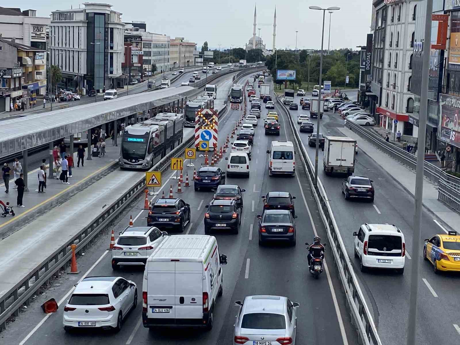 Küçükçekmece’de İBB’nin yol çalışması trafik çilesine döndü
