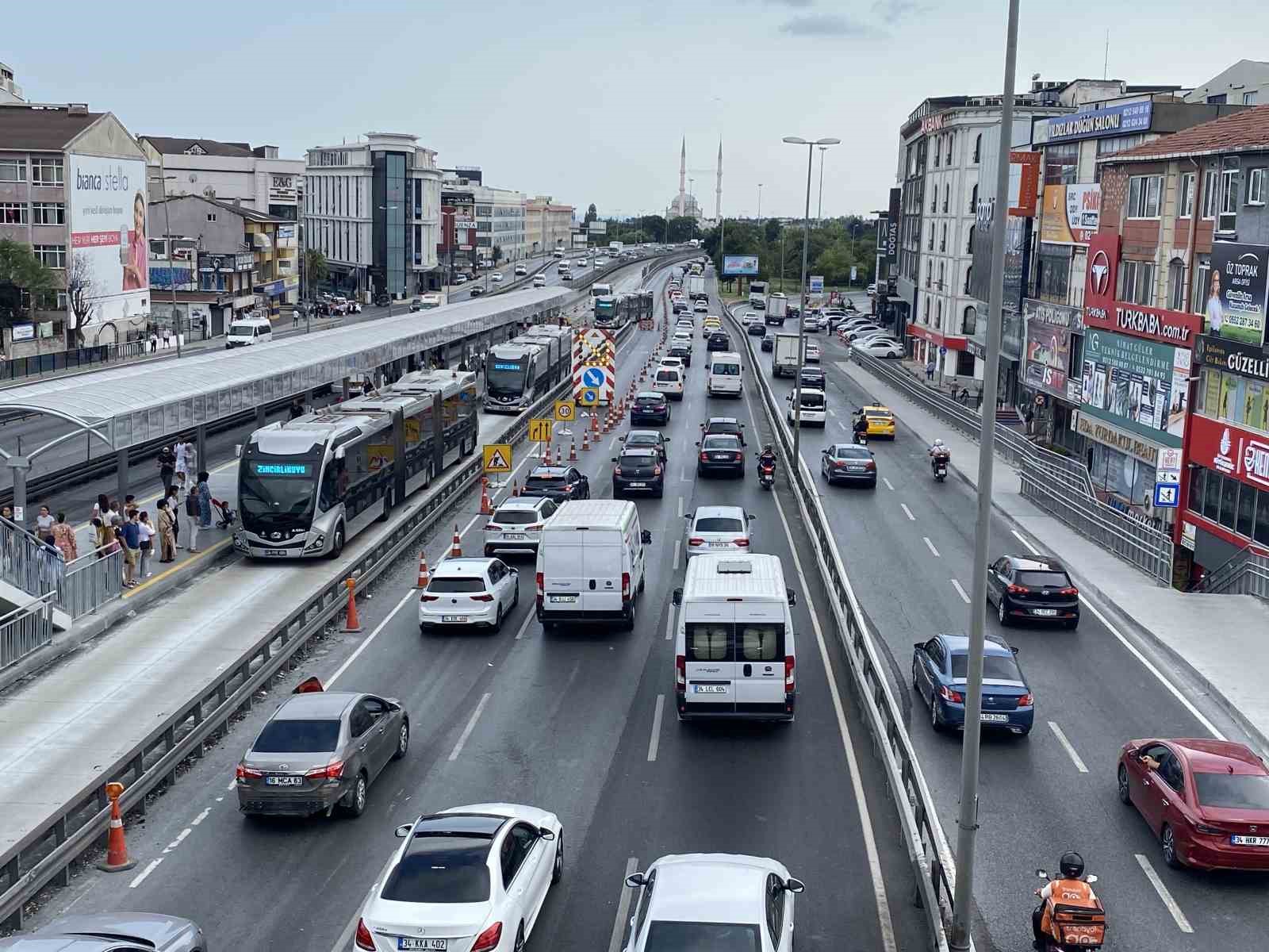 Küçükçekmece’de İBB’nin yol çalışması trafik çilesine döndü
