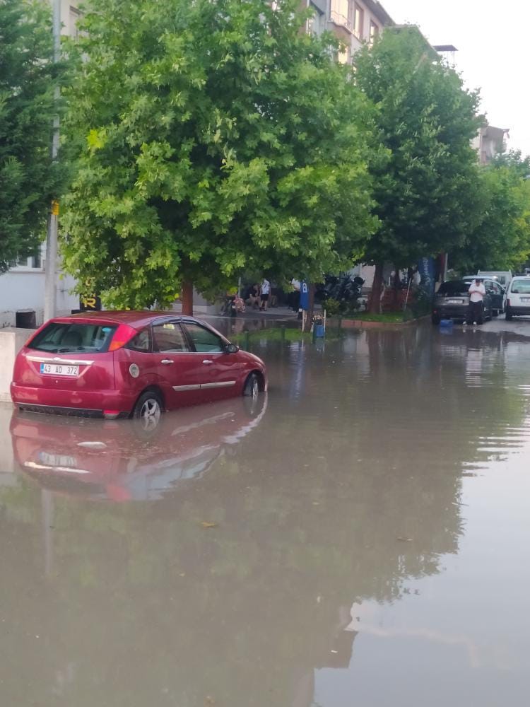 Kütahya’da sağanakta iş yerleri ve evler sular altında kaldı
