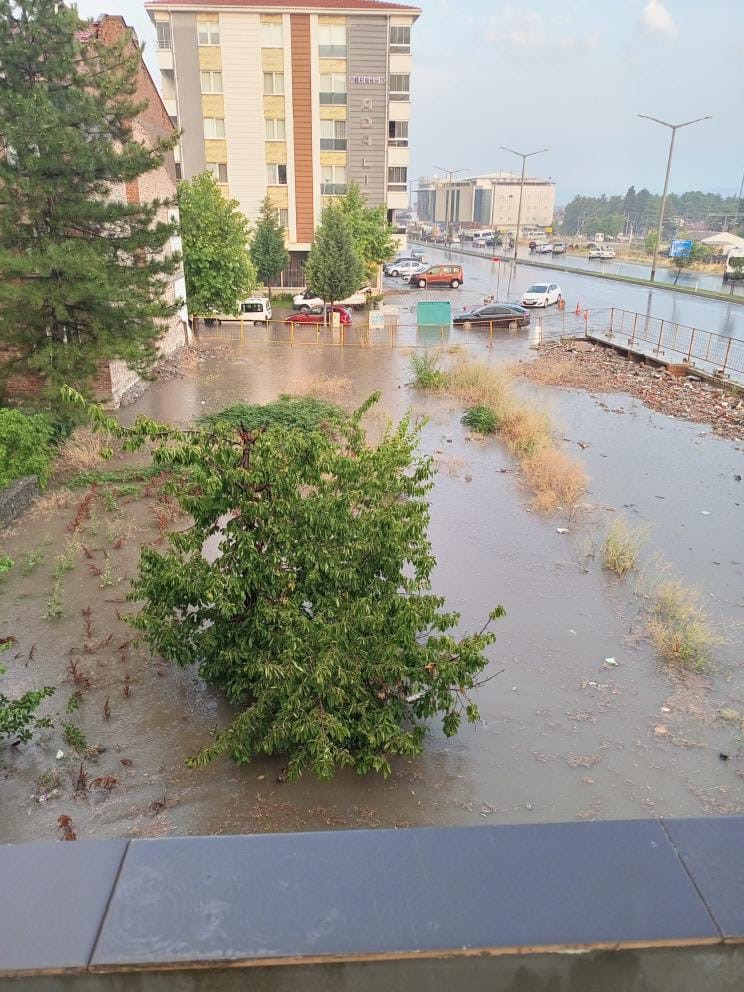 Kütahya’da sağanakta iş yerleri ve evler sular altında kaldı
