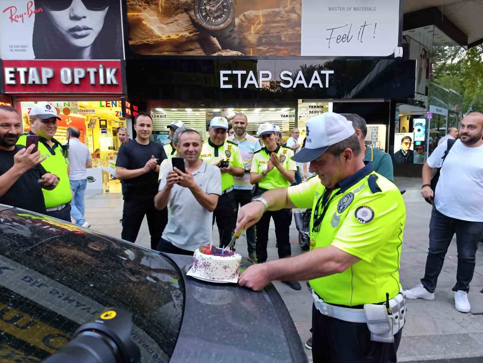 Emekli olan trafik polisine meslek hayatının son gününde pastalı kutlama
