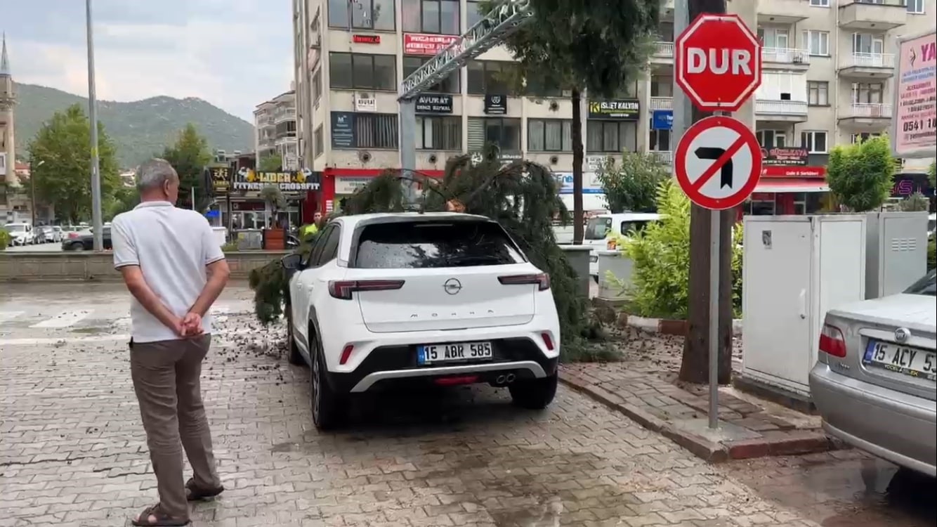 Burdur’da fırtınada kırılan ağaç aracın üzerine devrildi
