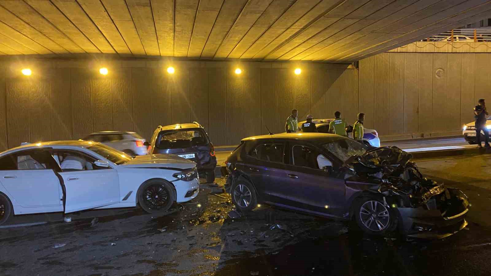 Refüjü aşan otomobil karşı yönden gelen otomobillere çarptı: 5 yaralı
