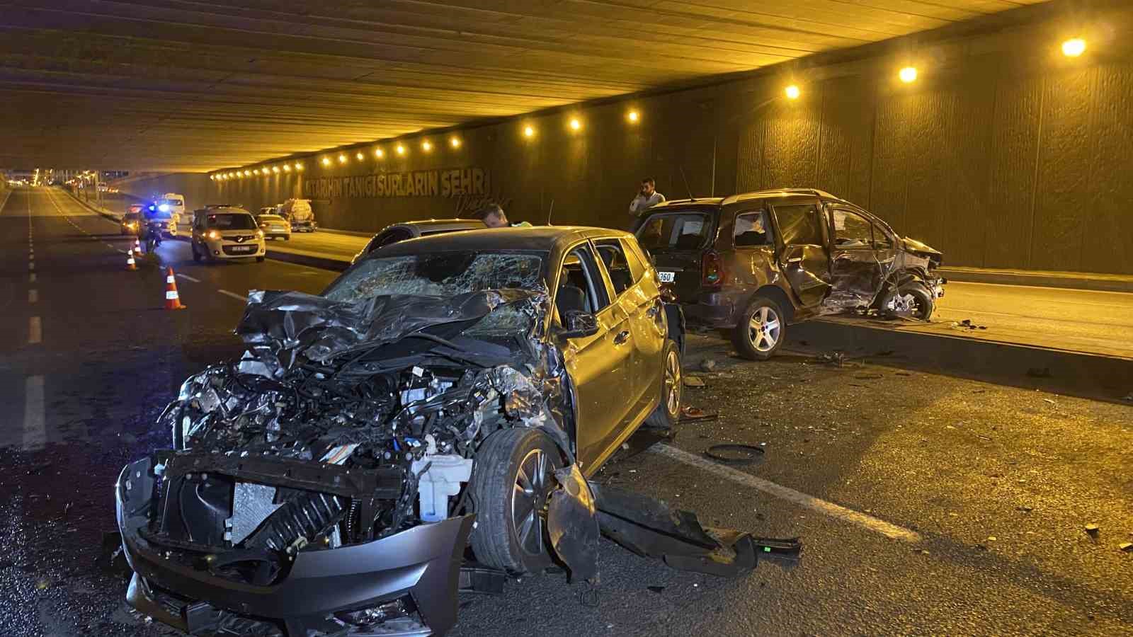 Refüjü aşan otomobil karşı yönden gelen otomobillere çarptı: 5 yaralı
