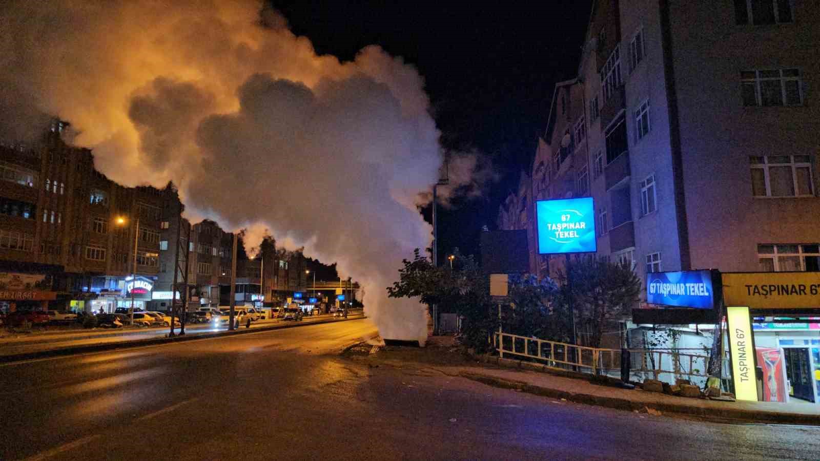 Karadeniz Ereğli’de patlama sesi sonrası kaldırımdan yükselen buhar korkuttu
