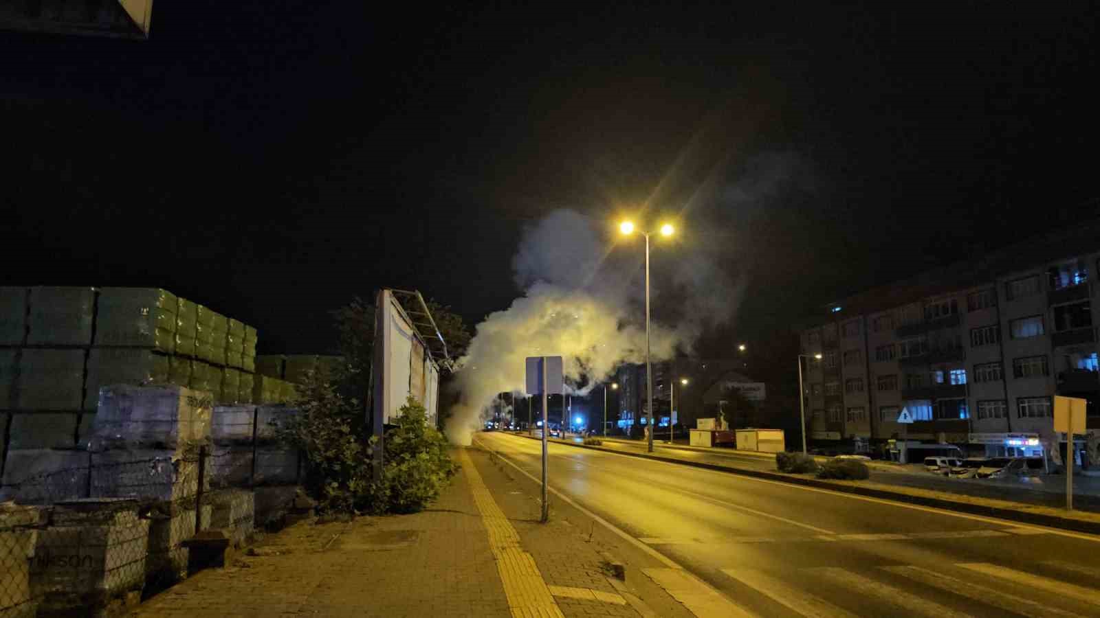 Karadeniz Ereğli’de patlama sesi sonrası kaldırımdan yükselen buhar korkuttu
