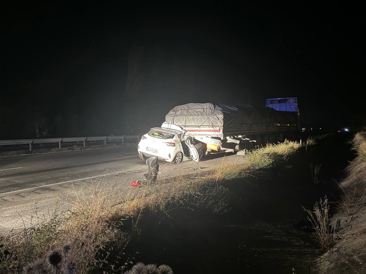 Amasya’da otomobil tıra arkadan çarptı: ABD’li aileden 2’si ağır 5 kişi yaralandı
