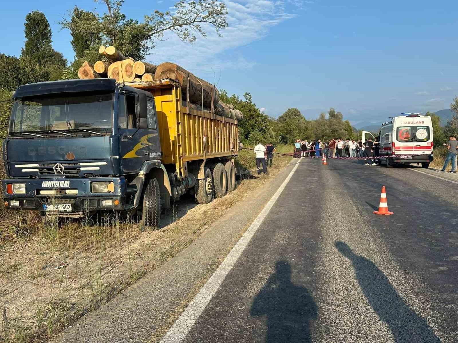 Alaplı’da motosiklet sürücüsü kamyonun altında kaldı: 1 ölü
