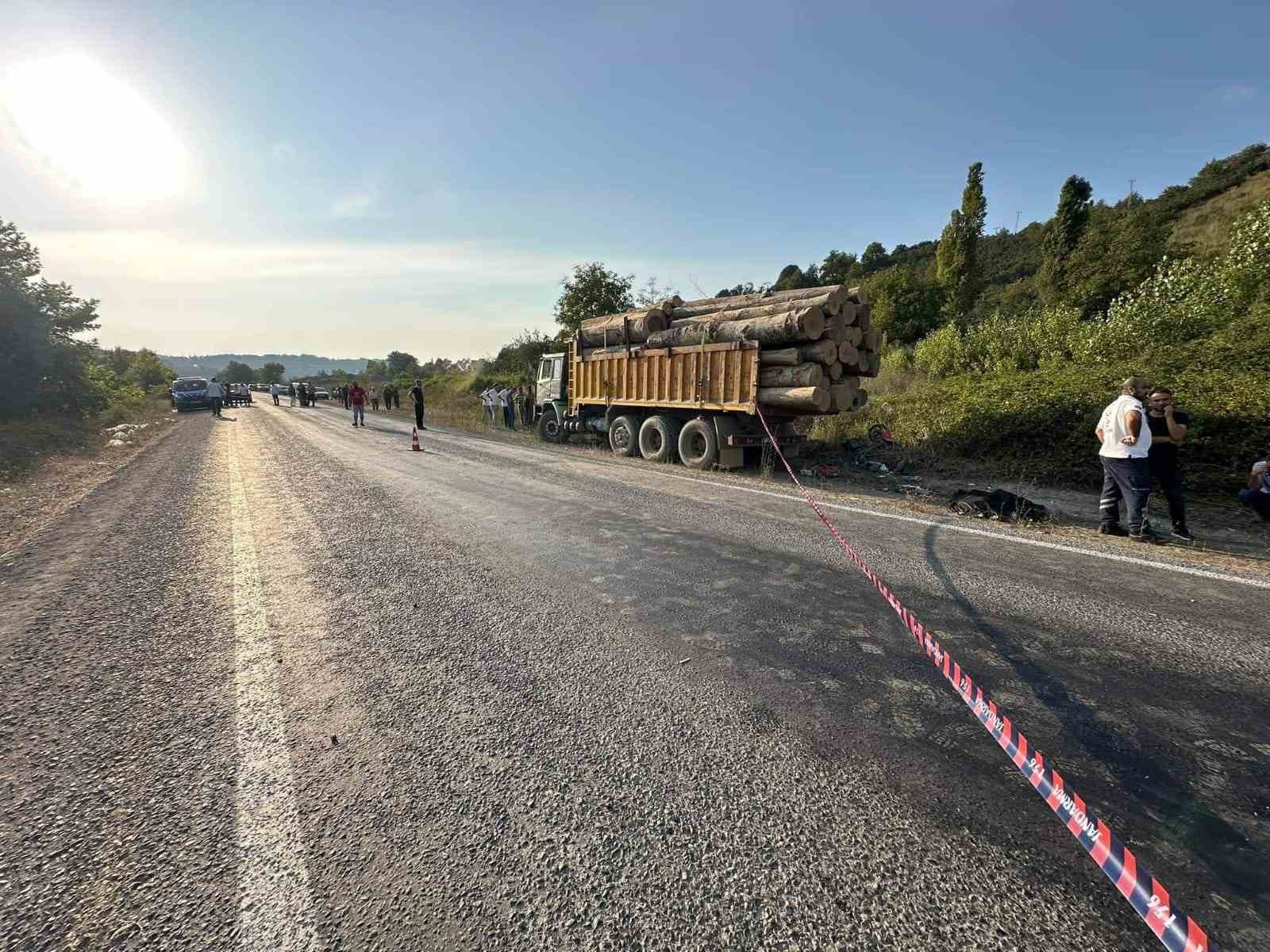 Alaplı’da motosiklet sürücüsü kamyonun altında kaldı: 1 ölü
