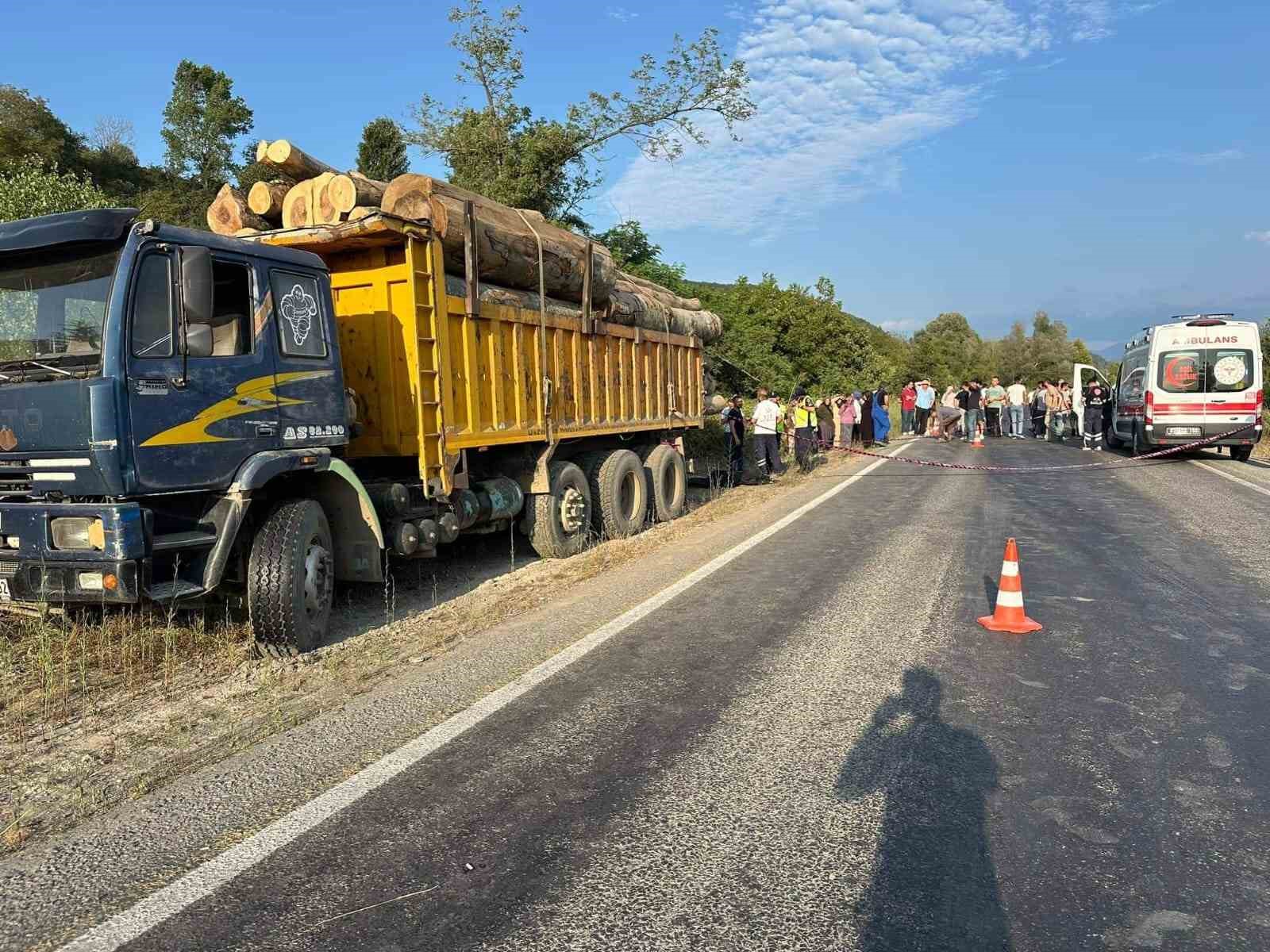 Alaplı’da motosiklet sürücüsü kamyonun altında kaldı: 1 ölü
