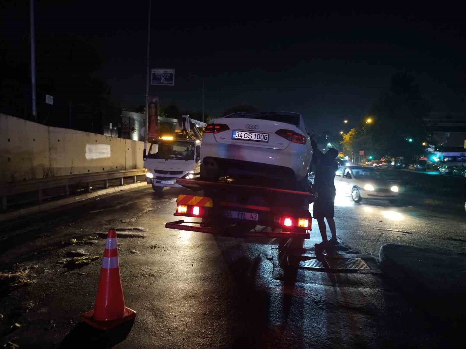 Pendik’te kontrolden çıkan otomobil bariyeri aşıp yola devrildi
