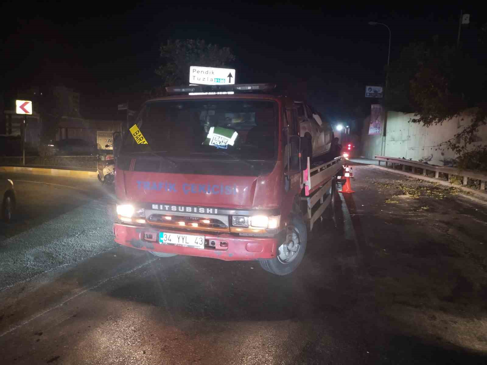 Pendik’te kontrolden çıkan otomobil bariyeri aşıp yola devrildi
