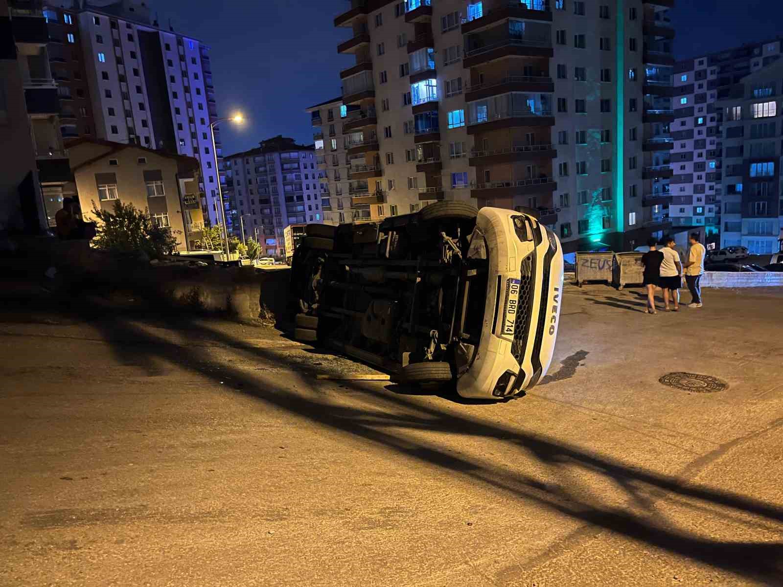 Ankara’da servis aracı devrildi
