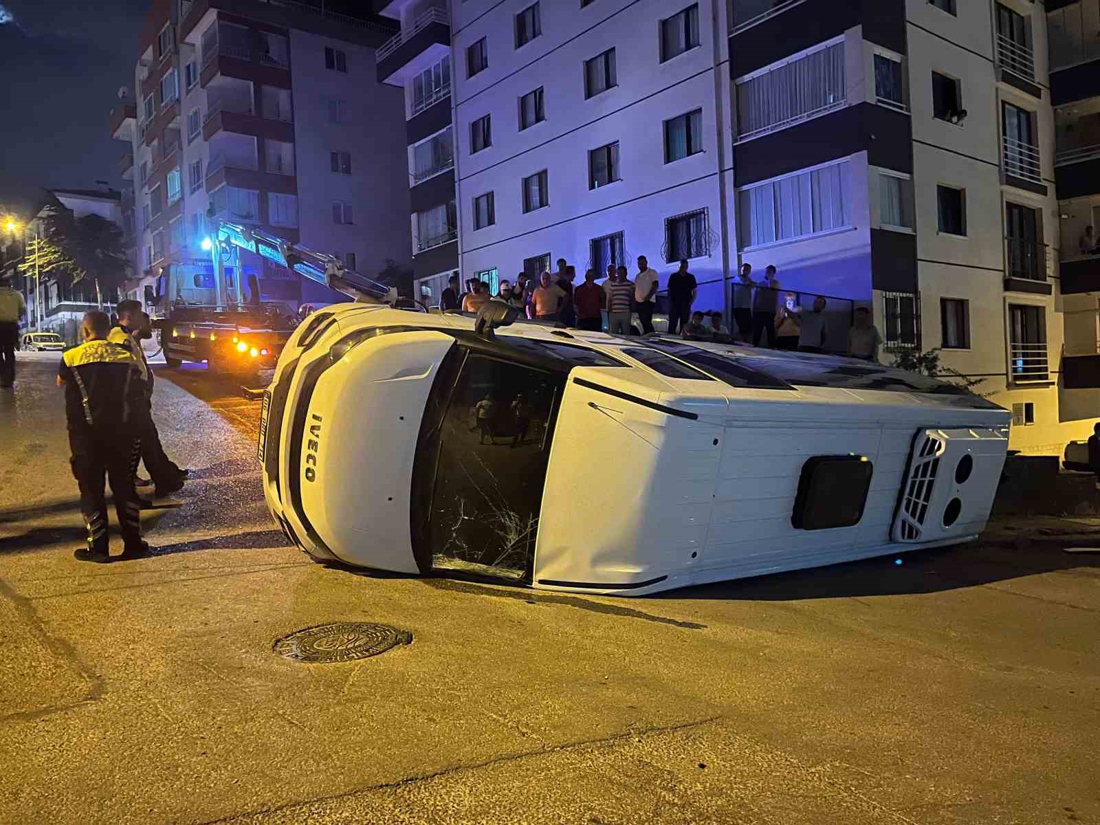 Ankara’da servis aracı devrildi
