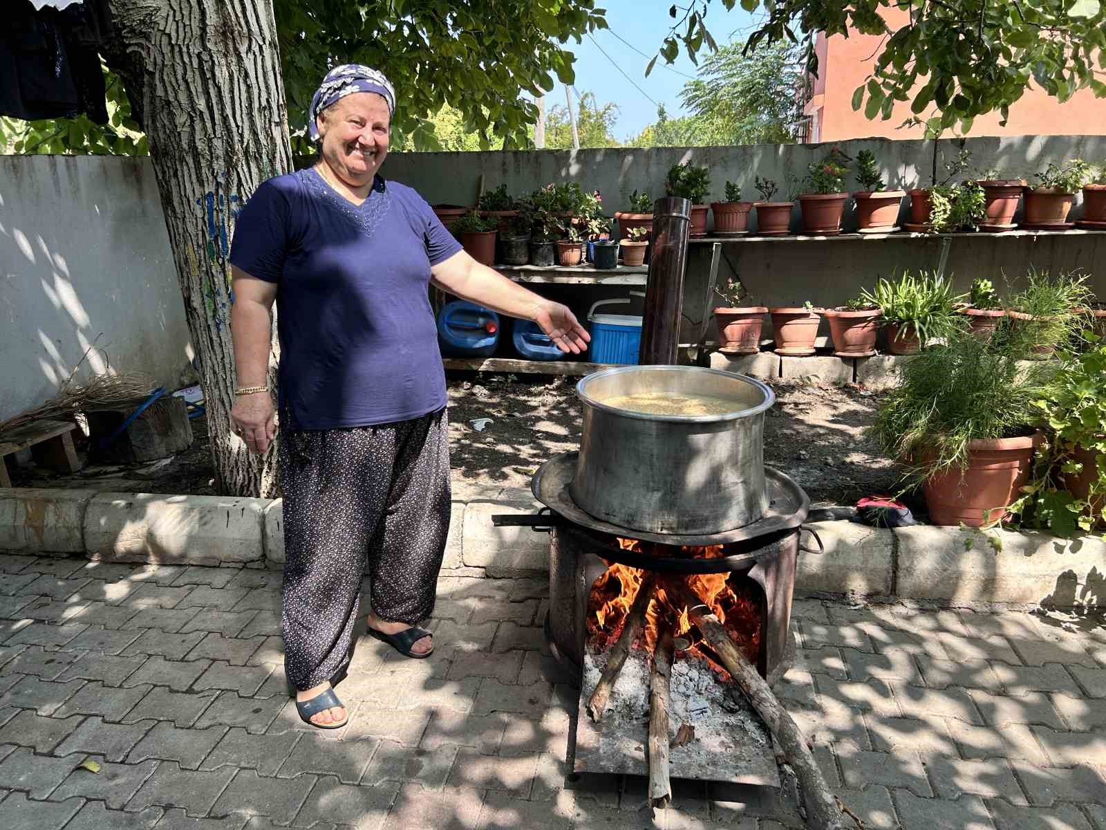 Deprem bölgesinde bolluk ve bereketin simgesi aşure odun ateşinde pişti
