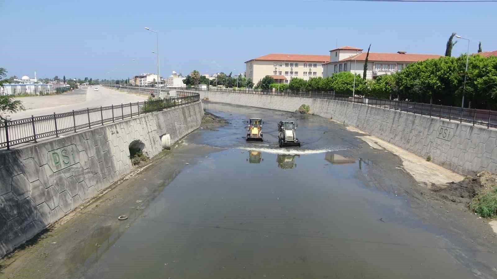 İskenderun’da HBB ekipleri Feyezan Kanalı’nda temizlik çalışması yapıyor
